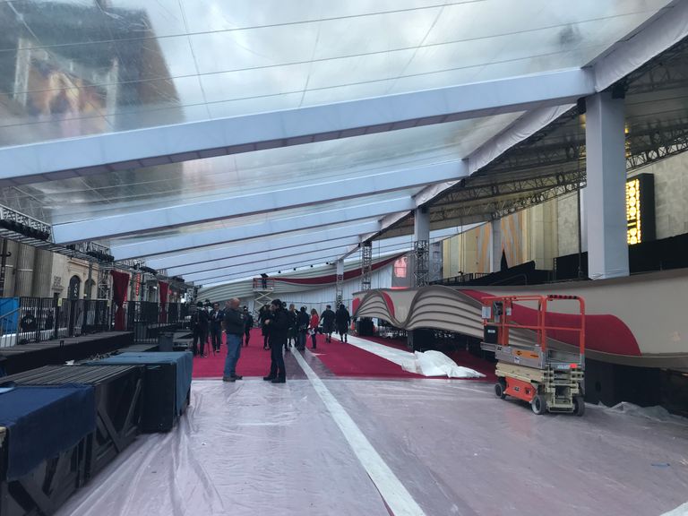 السياح يحرصون على التصوير أمام مسرح دولبي حيث توزع جوائز الأوسكار