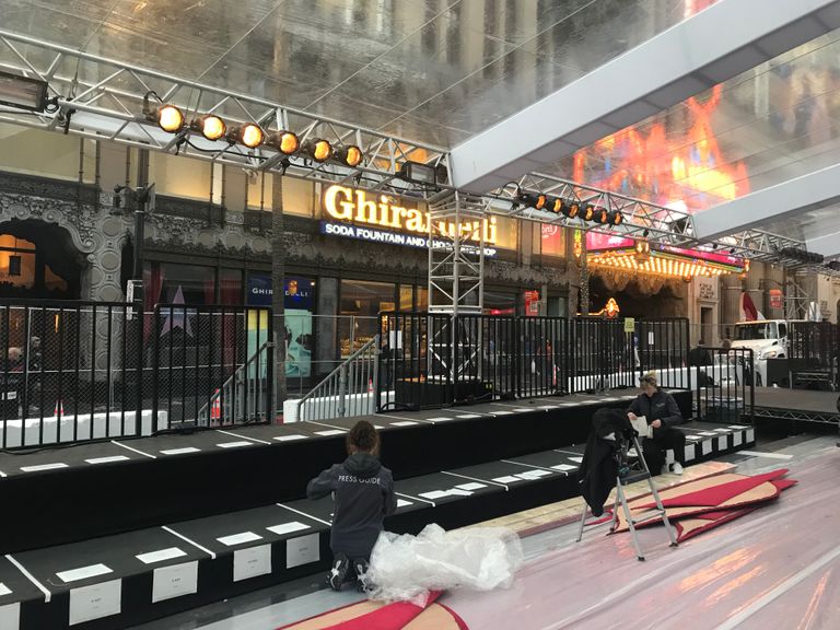 السياح يحرصون على التصوير أمام مسرح دولبي حيث توزع جوائز الأوسكار