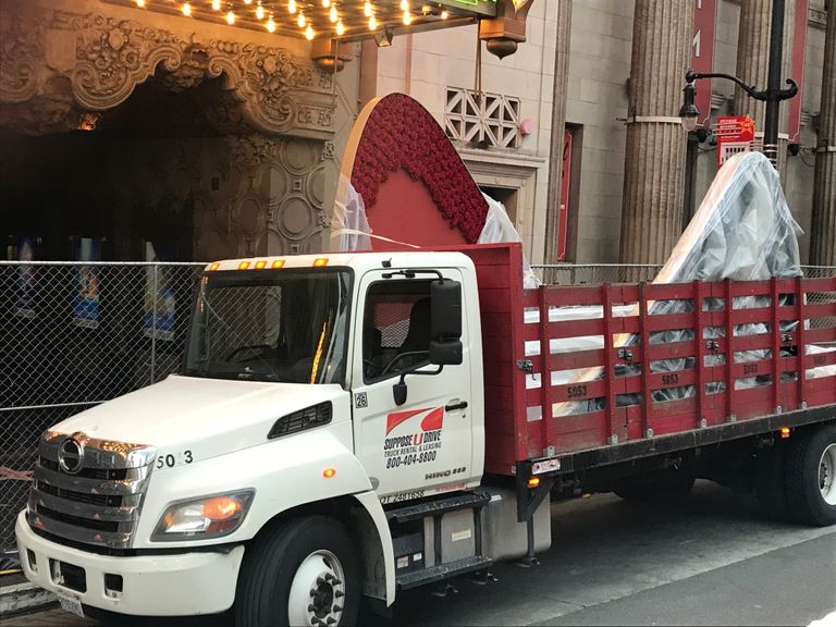 السياح يحرصون على التصوير أمام مسرح دولبي حيث توزع جوائز الأوسكار