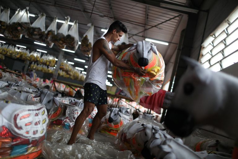 مدارس السامبا البرازيلية تستعد لأكبر كرنفال للرقص