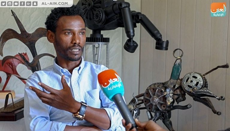 الشاب الإثيوبي هينوك تسجاي يباشر هوايته