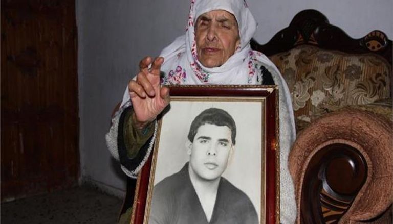 والدة فارس فقدت بصرها ولم تحقق حلم رؤيته قبل وفاتها