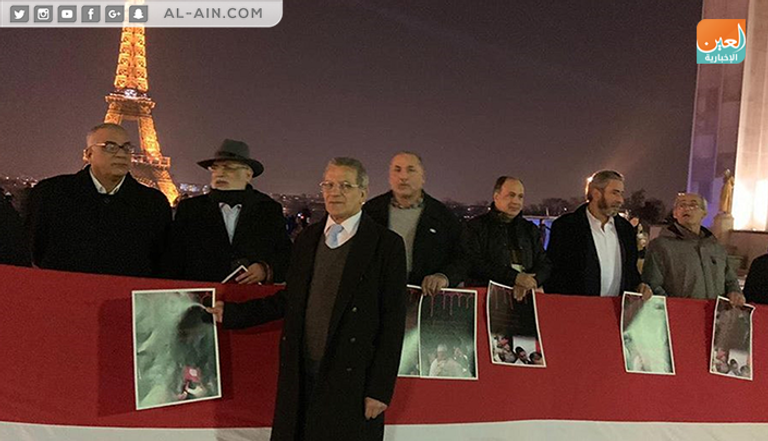 جانب من وقفة أعضاء في الجالية المصرية بباريس