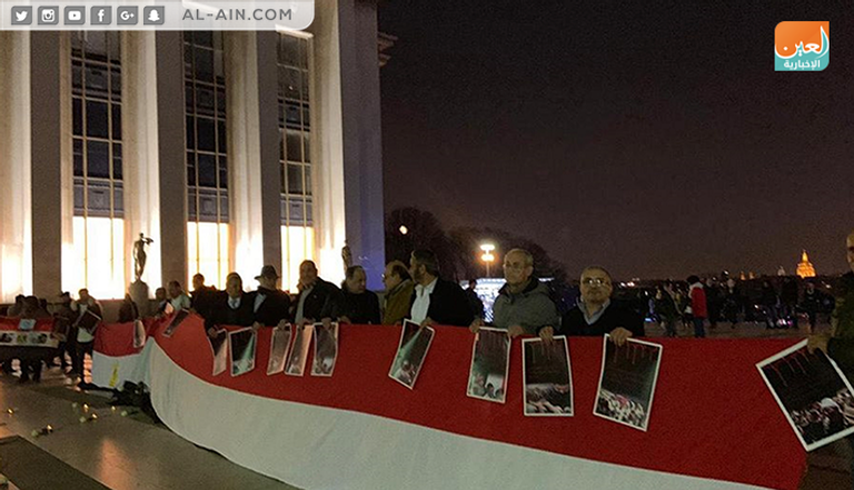 جانب من وقفة أعضاء في الجالية المصرية بباريس