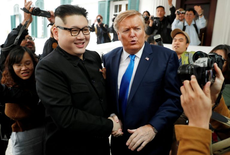 شبيهان لترامب وكيم يجذبان الأنظار في فيتنام