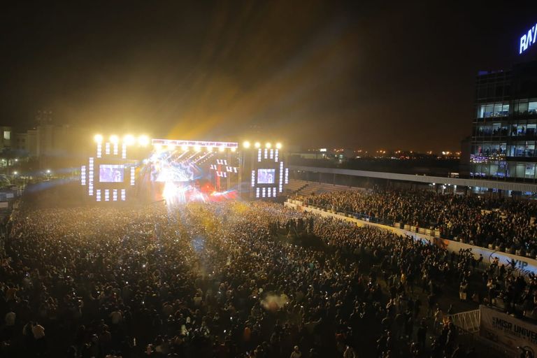 النجم عمرو دياب في حفل جامعة مصر للعلوم والتكنولوجيا