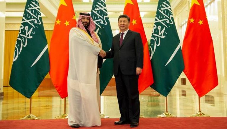 ولي العهد السعودي يصافح رئيس الصين