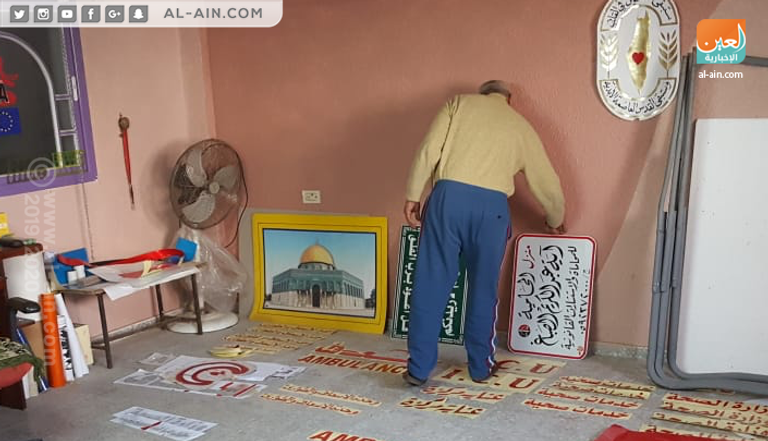 مهنة الخطاط تكافح من أجل البقاء في غزة