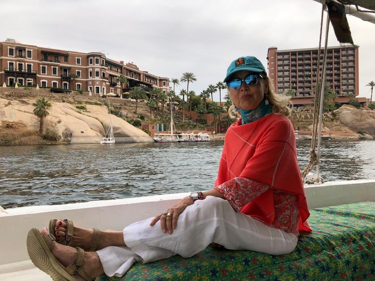 النجمة العالمية باربرا بوشيه أمام معبد أبوسمبل