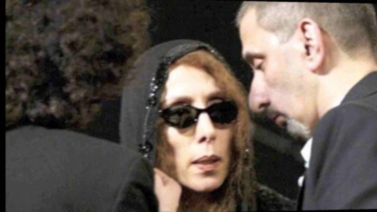 المفكر اللبناني أحمد بيضون مع غلاف كتابه الجديد