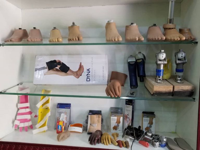 ممثلا الهلال الأحمر يطلعان على آلية عمل مركز الأطراف الصناعية بعدن