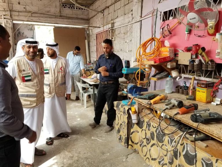 ممثلا الهلال الأحمر يطلعان على آلية عمل مركز الأطراف الصناعية بعدن