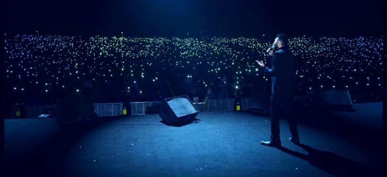 تامر حسني خلال حفله في جدة