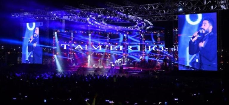 تامر حسني خلال حفله في جدة