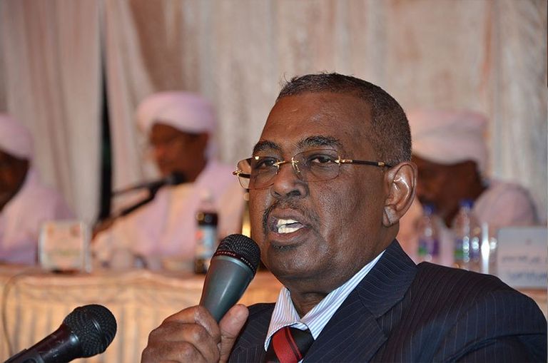 البشير بجواره إيلا خلال زيارة سابقة للرئيس السوداني إلى ولاية الجزيرة