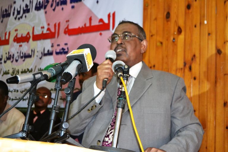 البشير بجواره إيلا خلال زيارة سابقة للرئيس السوداني إلى ولاية الجزيرة