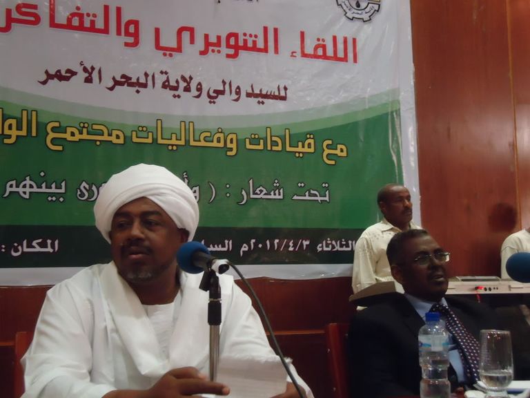 البشير بجواره إيلا خلال زيارة سابقة للرئيس السوداني إلى ولاية الجزيرة
