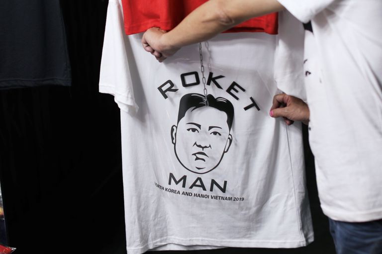 قمصان ترامب وكيم تلقى رواجا في فيتنام قبل قمة هانوي