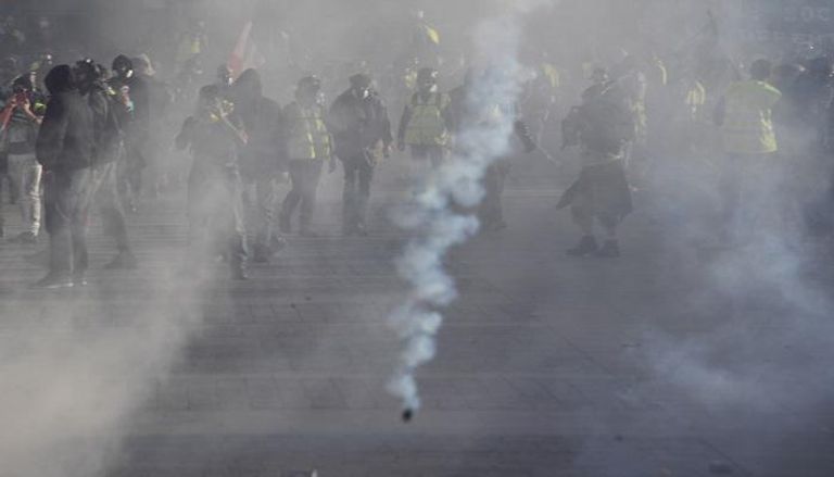 الشرطة الفرنسية تطلق قنابل الغاز على متظاهري السترات الصفراء