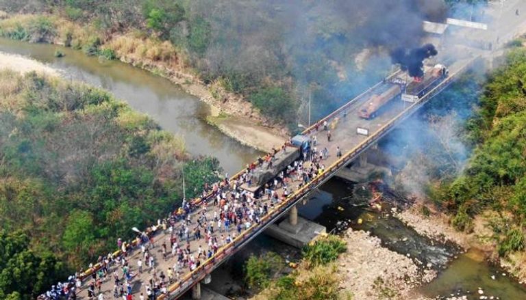 شاحنات مساعدات إنسانية تحترق على حدود فنزويلا - أرشيفية