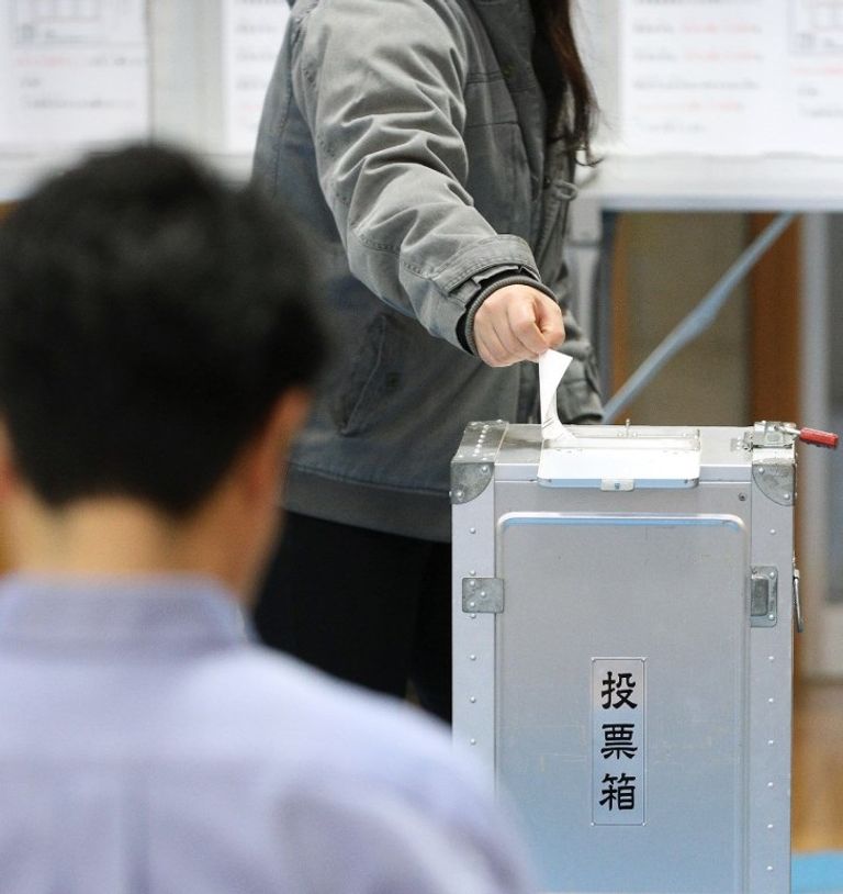 استفتاء في جزيرة أوكيناوا اليابانية على نقل قاعدة عسكرية أمريكية يابانيون يصلون إلى مركز اقتراع في جينوان