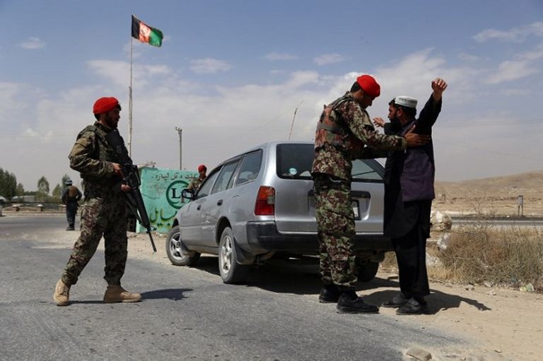 جنود أفغان في نقطة تفتيش صورة لانفجار سابق في كابول - أرشيفية