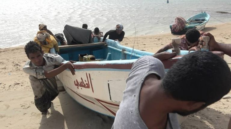 الهلال الأحمر الإماراتي يفتتح مؤسسة الإنزال السمكي في اليمن