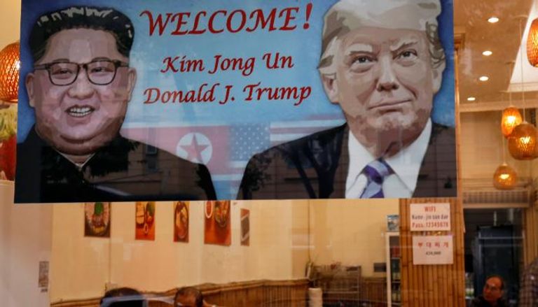 لافتة ترحيبية تحمل صورة  ترامب وكيم بمطعم كوري جنوبي في هانوي