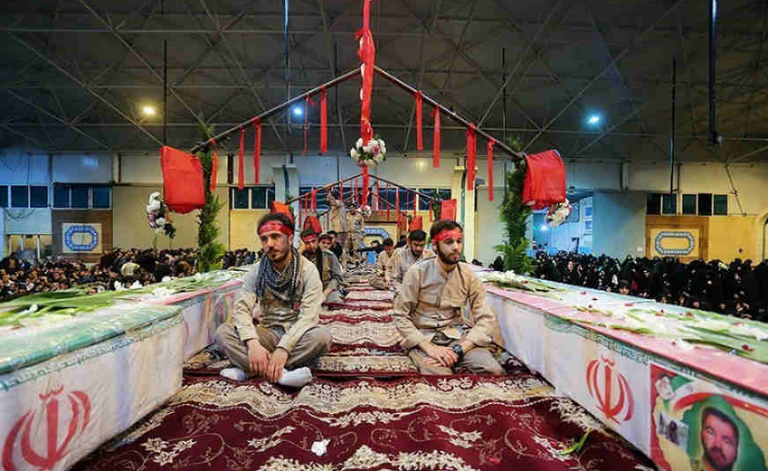 مراسم دعائية خلال تشييع قتلى هجمات مسلحة في إيران