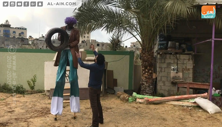 علي نسمان.. فنان فلسطيني يحارب دور قطر المشبوه في غزة بالأغاني الساخرة الفنان الفلسطيني علي نسمان