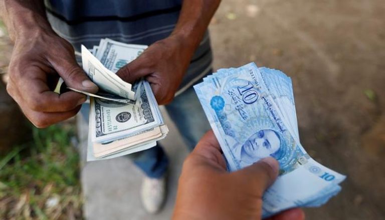 الدينار التونسي يتراجع أمام الدولار