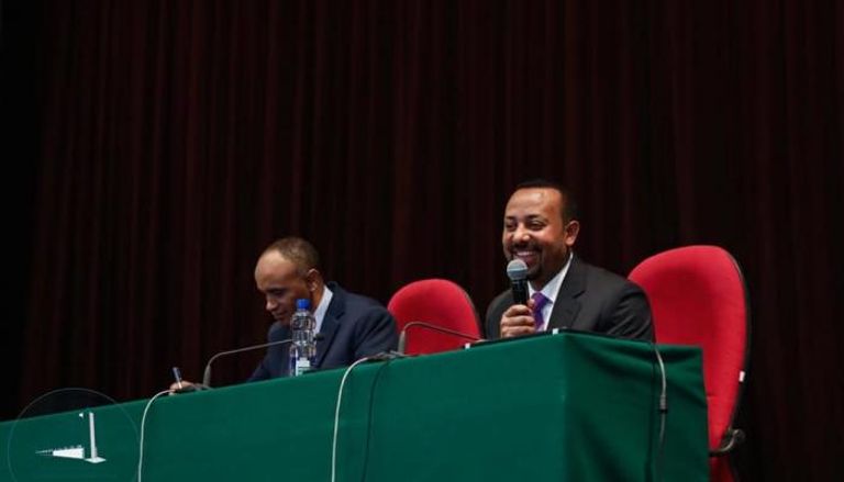 آبي أحمد متحدثا أمام ممثلي المجتمع الإثيوبي