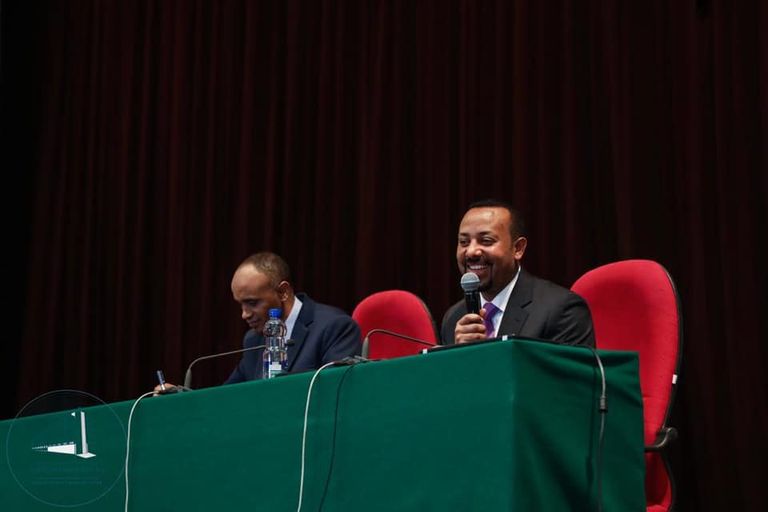 آبي أحمد متحدثا أمام ممثلي المجتمع الإثيوبي