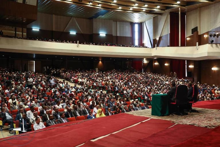 آبي أحمد متحدثا أمام ممثلي المجتمع الإثيوبي