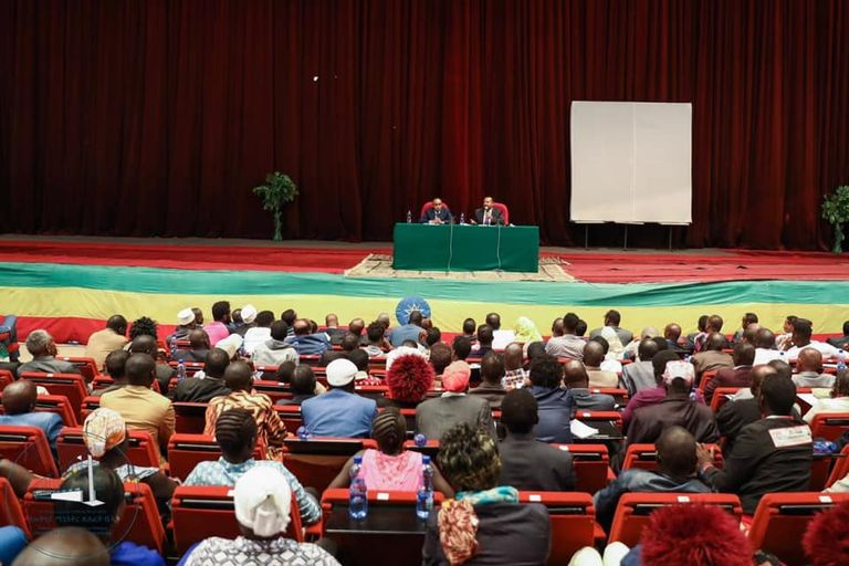 آبي أحمد متحدثا أمام ممثلي المجتمع الإثيوبي