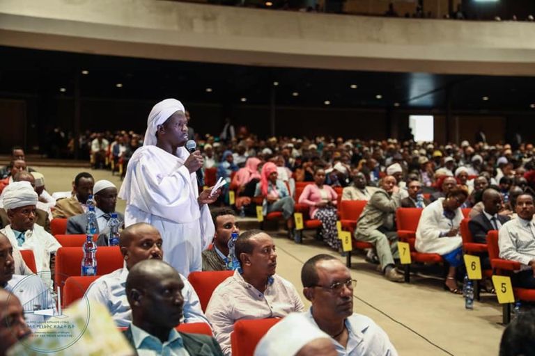 آبي أحمد متحدثا أمام ممثلي المجتمع الإثيوبي