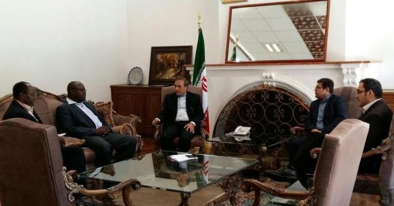 السفير الإيراني لدى كينيا في منتصف الصورة عنصرا فيلق القدس المتورطان بالإرهاب في نيروبي