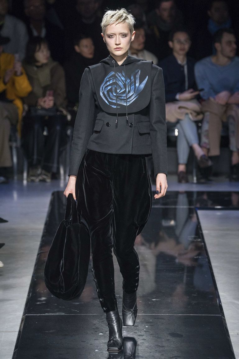 عرض أزياء جورجيو أرماني في أسبوع الموضة بميلانو