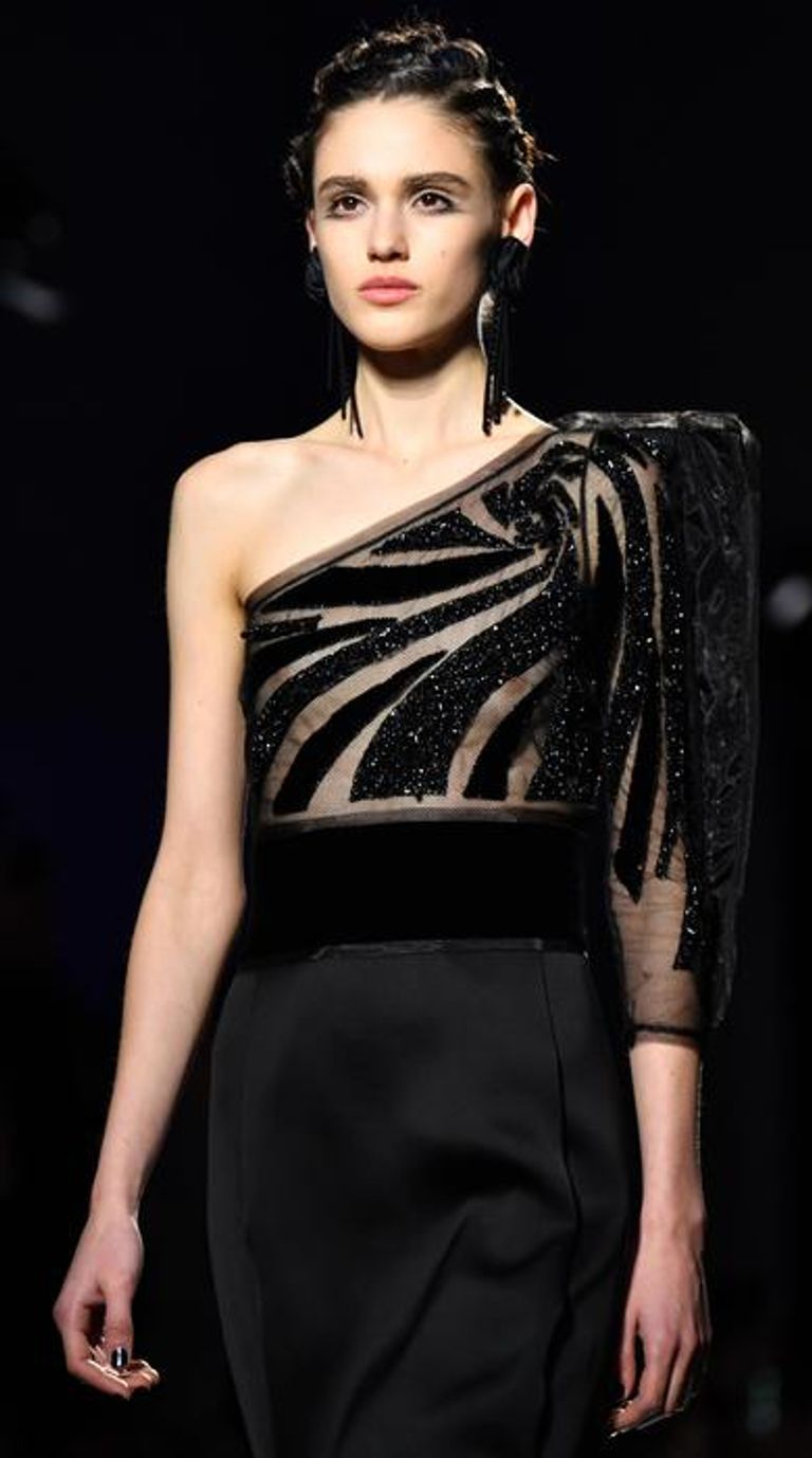 عرض أزياء جورجيو أرماني في أسبوع الموضة بميلانو