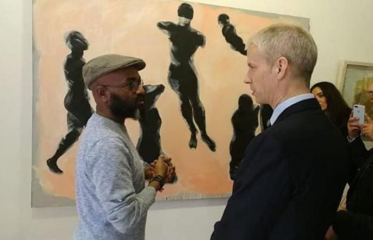 وزير الثقافة الفرنسي أثناء تفقد المعرض 