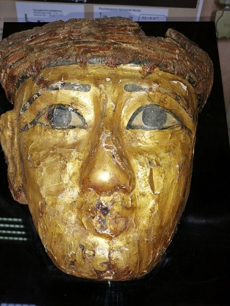 القناع المذهب اللوحة الجنائزية