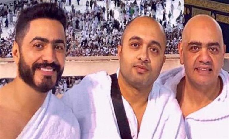 تامر حسني يؤدي مناسك العمرة بعد حفله بالسعودية
