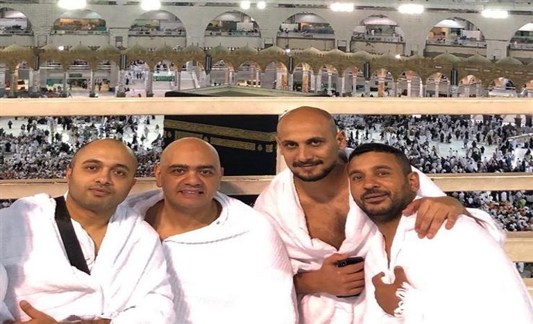 تامر حسني يؤدي مناسك العمرة بعد حفله بالسعودية