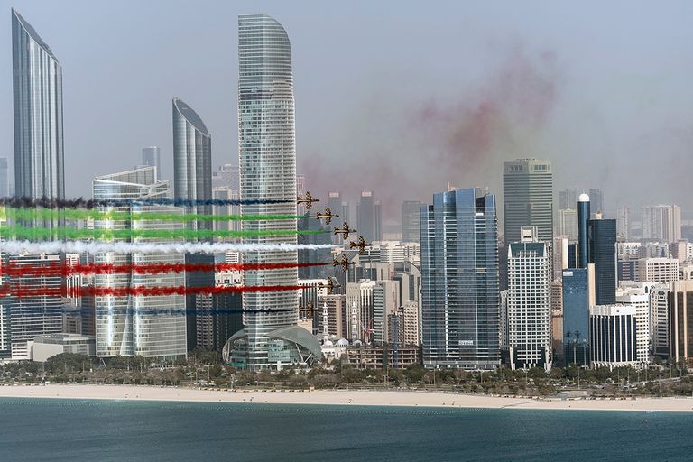 عروضا جوية لـ"فرسان الإمارات" على كورنيش أبوظبي
