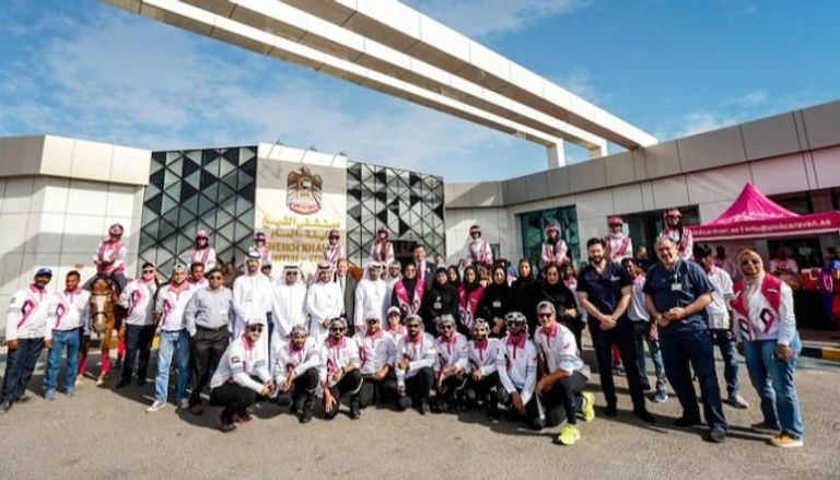مسيرة القافلة الوردية تشهد أكبر مشاركة للفرسان الإماراتيين والعرب