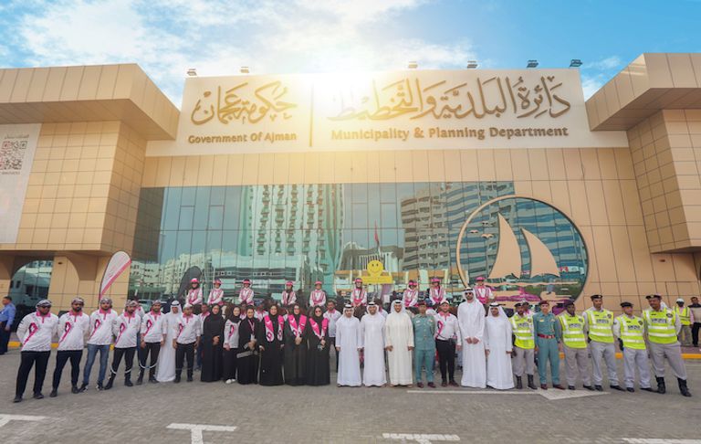 مسيرة القافلة الوردية تشهد أكبر مشاركة للفرسان الإماراتيين والعرب