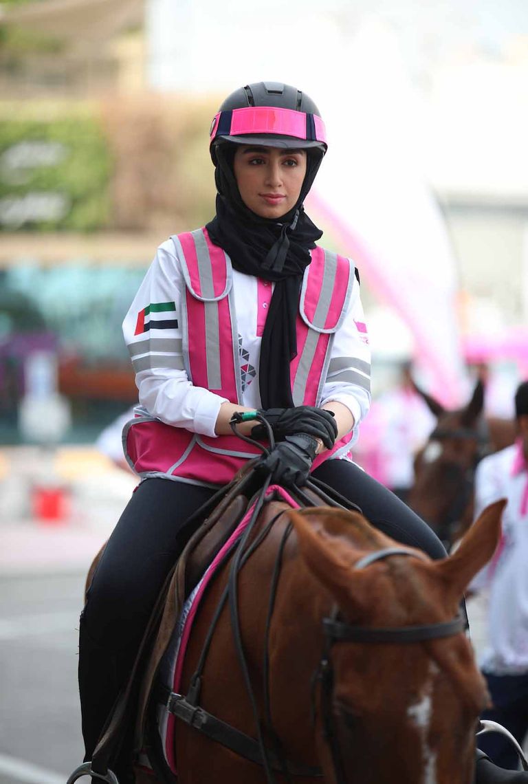 مسيرة القافلة الوردية تشهد أكبر مشاركة للفرسان الإماراتيين والعرب