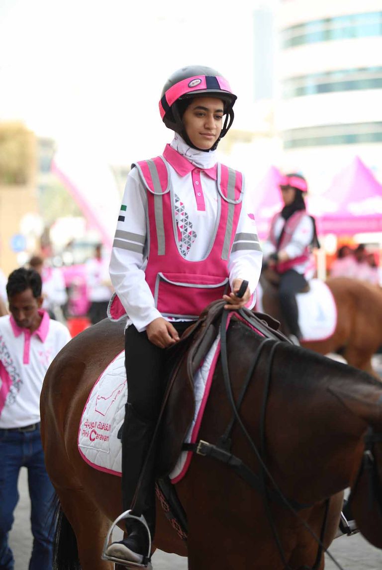 مسيرة القافلة الوردية تشهد أكبر مشاركة للفرسان الإماراتيين والعرب