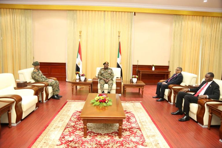 البشير ونائبه ورئيس الحكومة محمد طاهر إيلا الحكومة السودانية الجديدة والرئيس عمر البشير