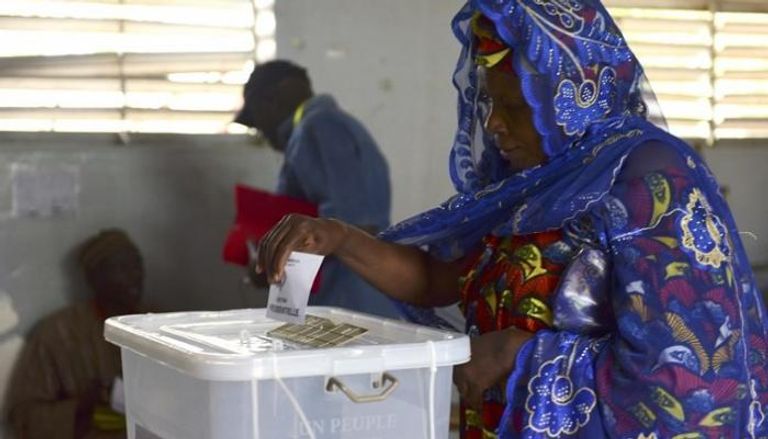 امرأة تدلي بصوتها في انتخابات الرئاسة بالسنغال